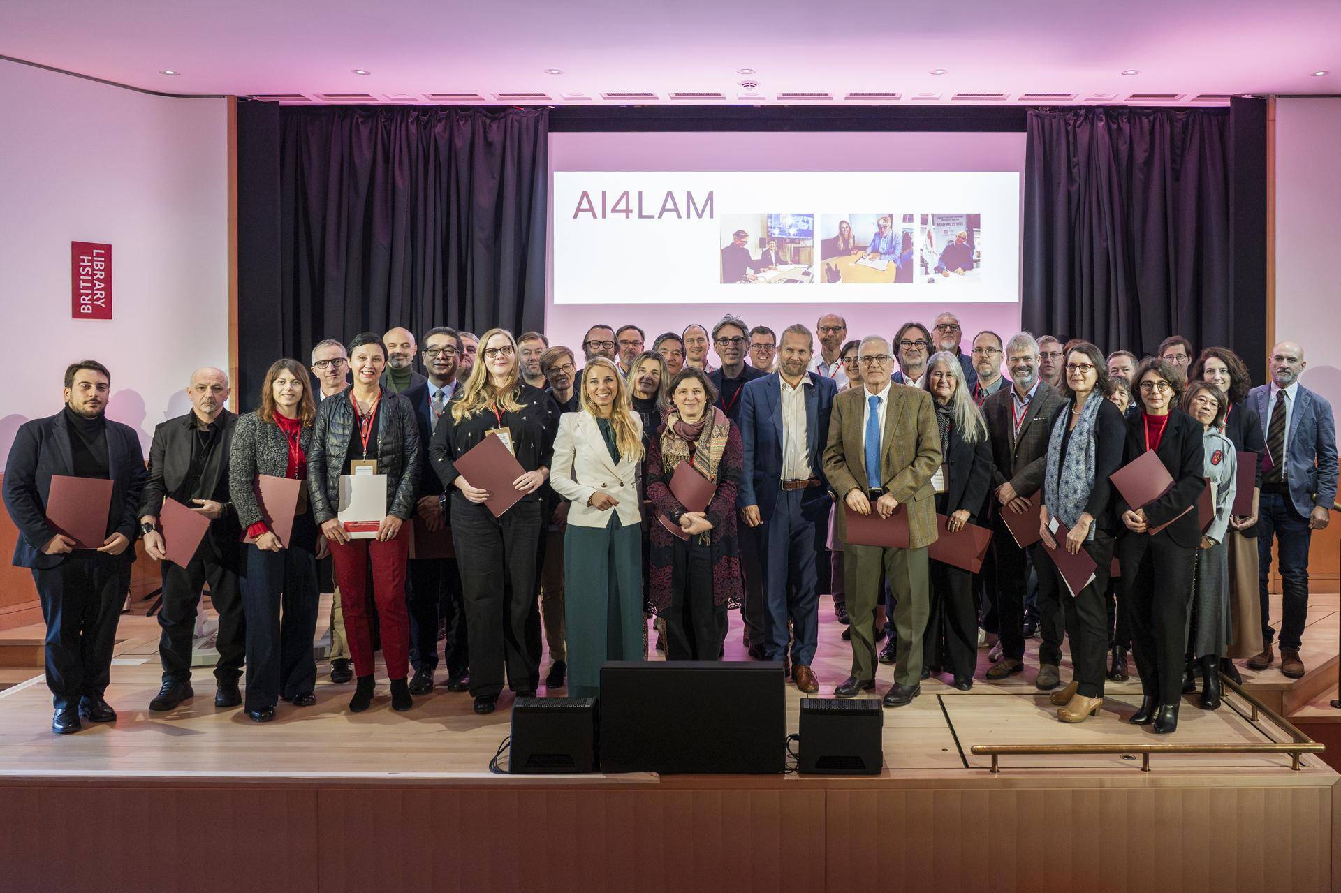 Skjermdump av en hytte på toppen av en knaus med figur av mobil og kart med sti til hytta