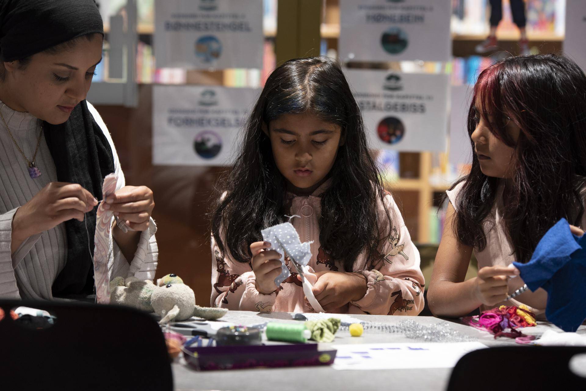 to barn og en kvinne i verkstedet til Deichman