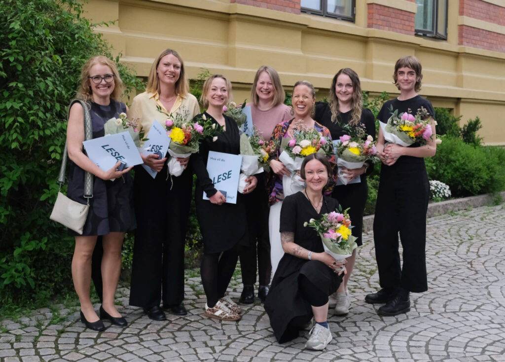 PRISVINNERE: Prisen ble delt ut under Norsk Litteraturfestival på Lillehammer 3. juni. Ingvild Aanensen (til venstre) fra Nasjonalbiblioteket tok i mot prisen for Tibi-tjenesten. (Foto: Stiftelsen LESE)