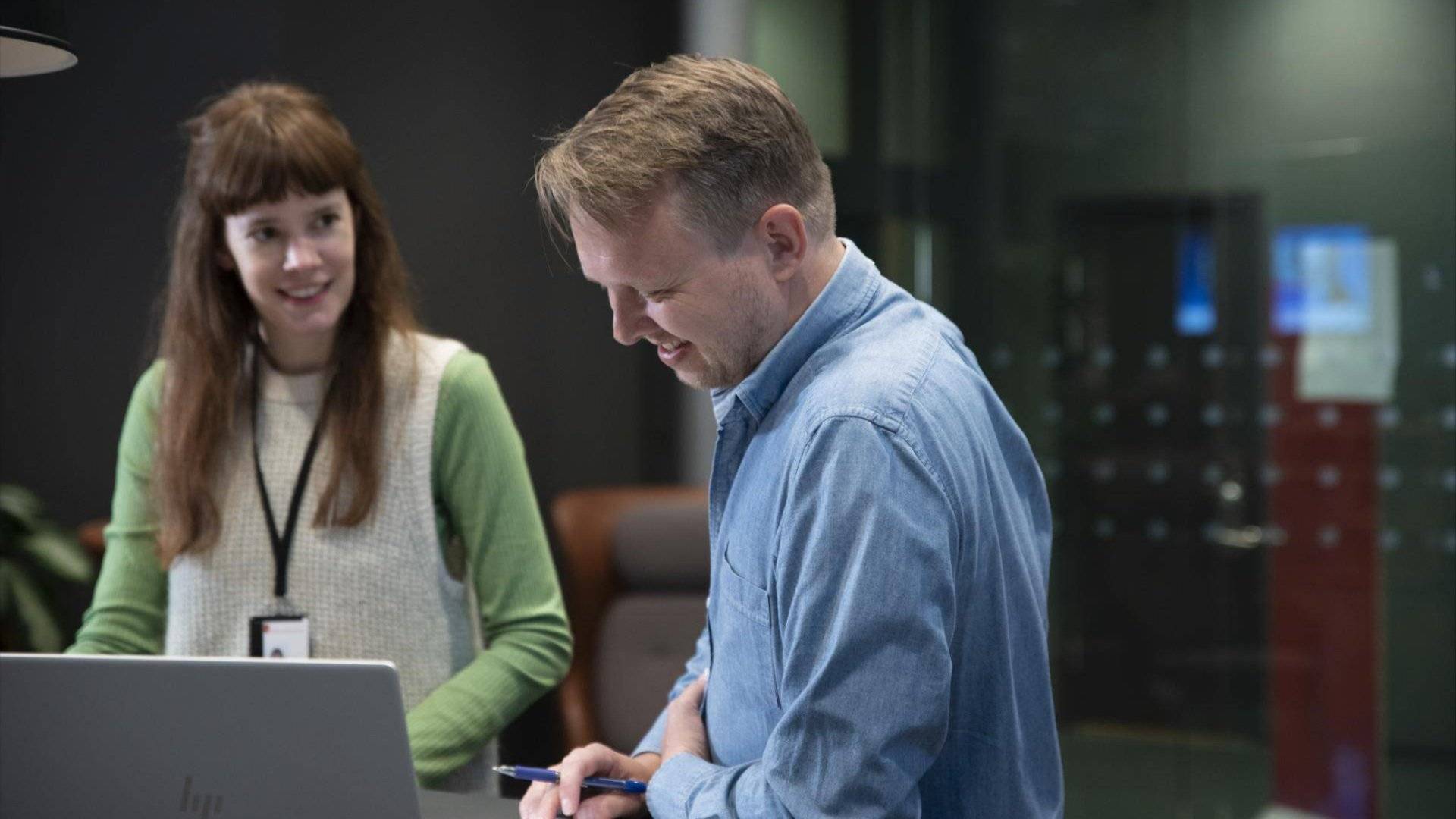 To mennesker der hun veileder han ved en pc 