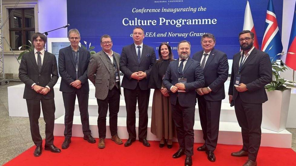 EØS-delegasjon i Polen: Fra venstre: Kajetan Chlipalski (Nasjonalbiblioteket Polen), Arne Gundersen (Nasjonalbiblioteket Norge), Örn Hrafnkelsson (Nasjonalbibliotekar Island), Marek Krawczyk (Viseminister Kulturdepartementet Polen), Trude Storheim (Statssekretær Kulturdepartementet Norge), Tomasz Makowski (Nasjonalbibliotekar Polen), Øystein Bø (Norges ambassadør Polen), Dominik Cieszkowski (Assisterende nasjonalbibliotekar Polen)