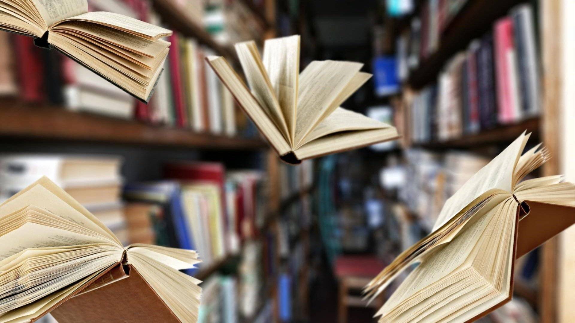 flyvende bøker mellom bokhyllene i et bibliotek