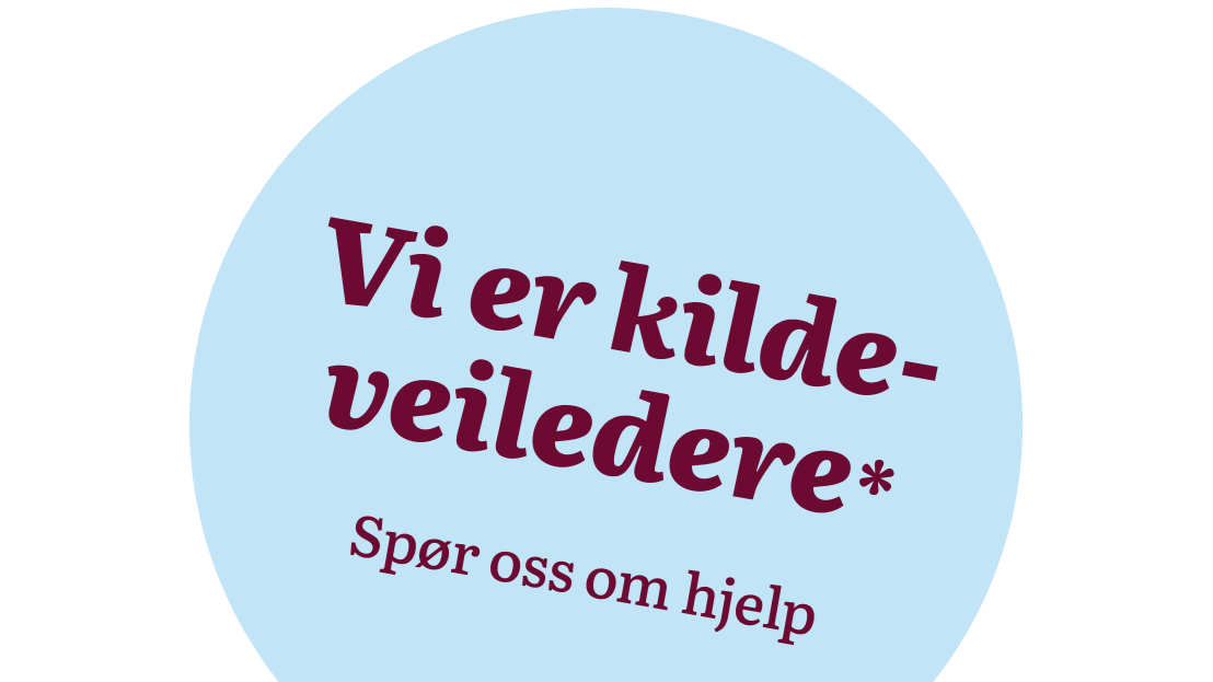 Fra innsiden av Kartsenteret. Utstilte kart på plansjer og i bøker. Ansatt ser på bøker i bokhyllen i bakgrunnen.