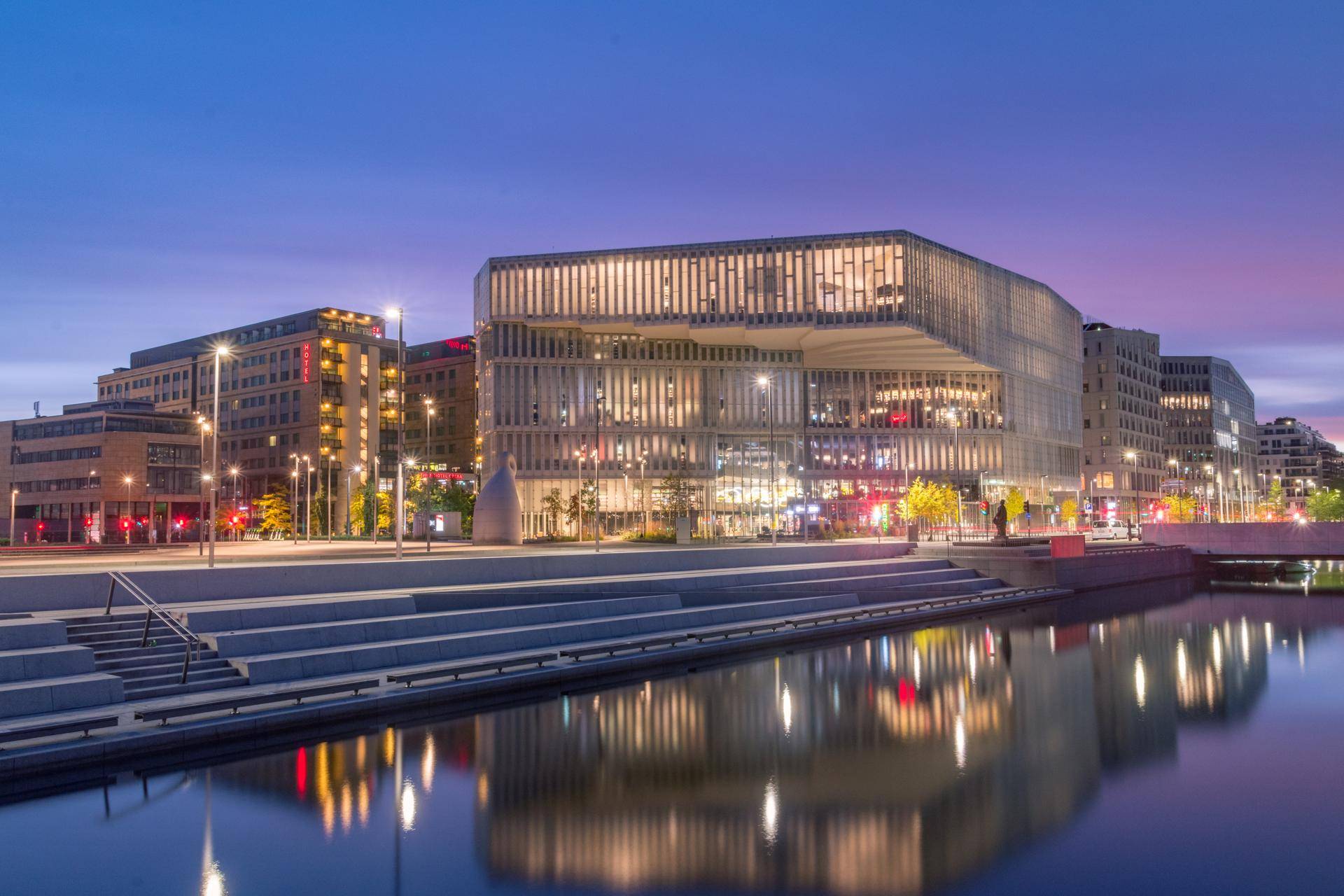 Fasaden til Deichman Bjørvika i kveldslys